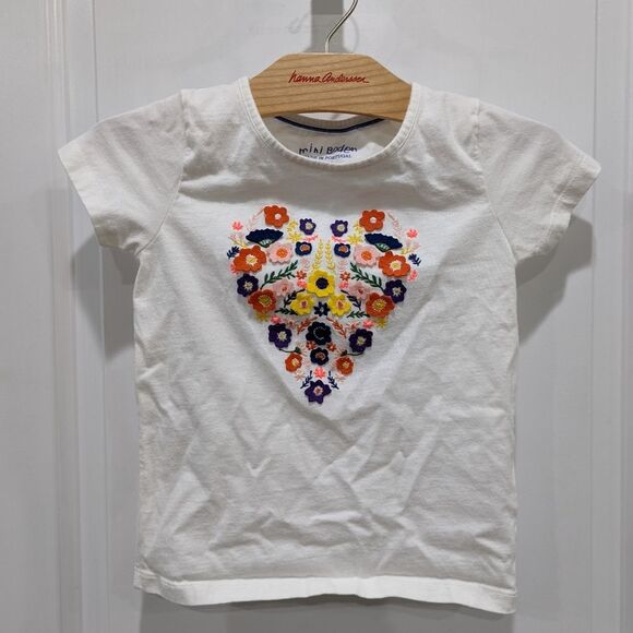 Mini Boden White Floral Flower Heart Embroidered Applique T-shirt Girls 3T 4T - Picture 3 of 7